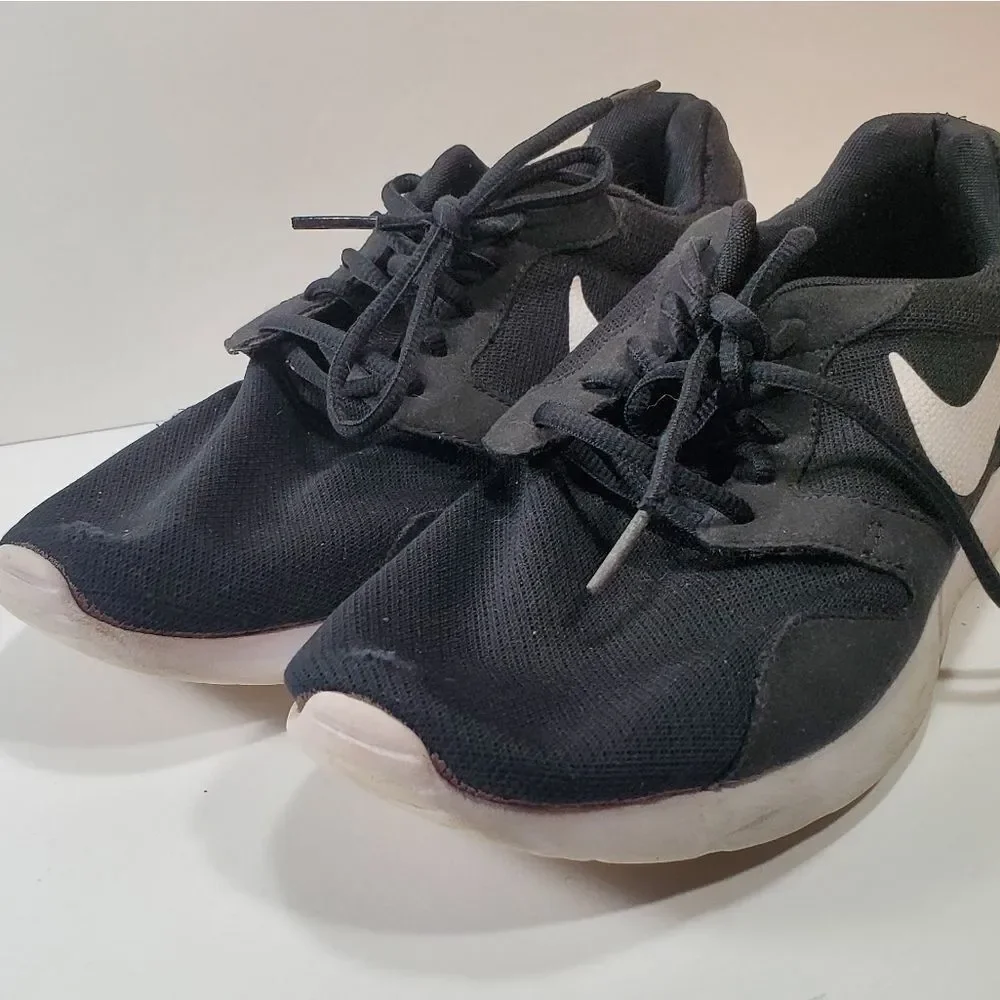 NIKE black tennis shoes